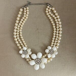 Elegant Pearl and Flower Statement Necklace